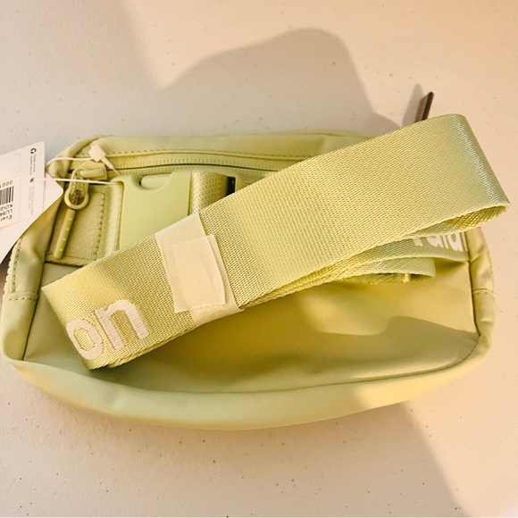 Lululemon Everywhere Belt Bag Kohlrabi NWT - Picture 8 of 9